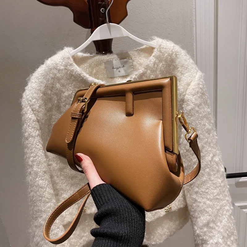 Cloud Bag Female Spring 2022 New Fashion Joker Clip Bag Western Style Simple Shoulder Messenger Bag Purses and Handbags
Cloud Bag Female Spring 2022 New Fashion Joker Clip Bag Western Style Simple Shoulder Messenger Bag Purses and Handbags