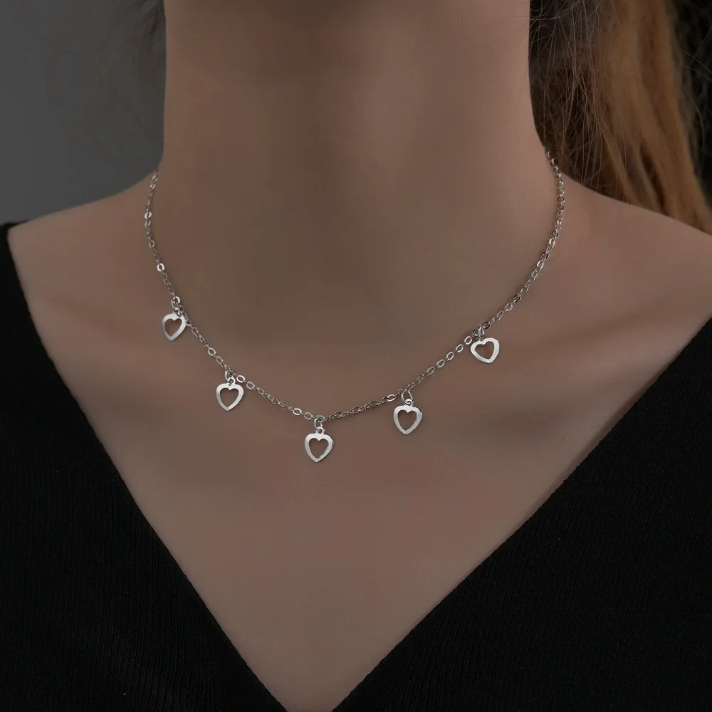 Simple Hollow Heart Necklace Female Sweet and Cool Hot Girl Clavicle Chain Accessories
Simple Hollow Heart Necklace Female Sweet and Cool Hot Girl Clavicle Chain Accessories