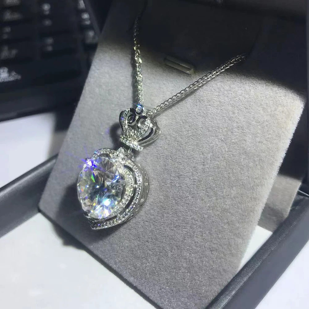 Serenity Day Real D Color 10 Carat Big Moissanite Crown Pendant Necklace For Women S925 Sterling Silver PlatE Pt950 Fine Jewelry
Serenity Day Real D Color 10 Carat Big Moissanite Crown Pendant Necklace For Women S925 Sterling Silver PlatE Pt950 Fine Jewelry