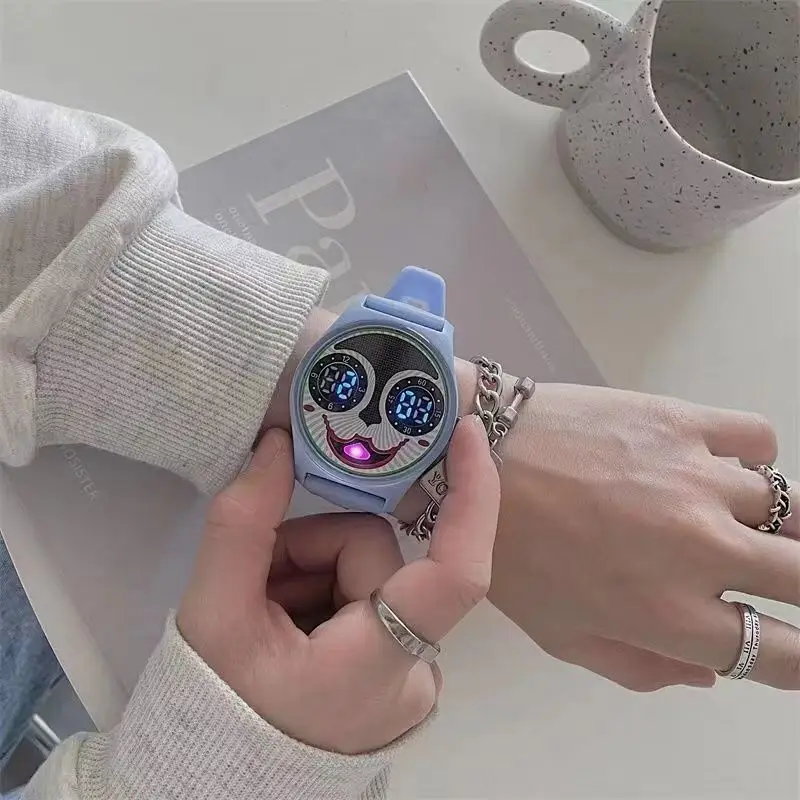 Лидер продаж 2022, силиконовые цифровые часы с мультяшным клоуном, женские спортивные модные повседневные наручные часы для женщин
Лидер продаж 2022, силиконовые цифровые часы с мультяшным клоуном, женские спортивные модные повседневные наручные часы для женщин