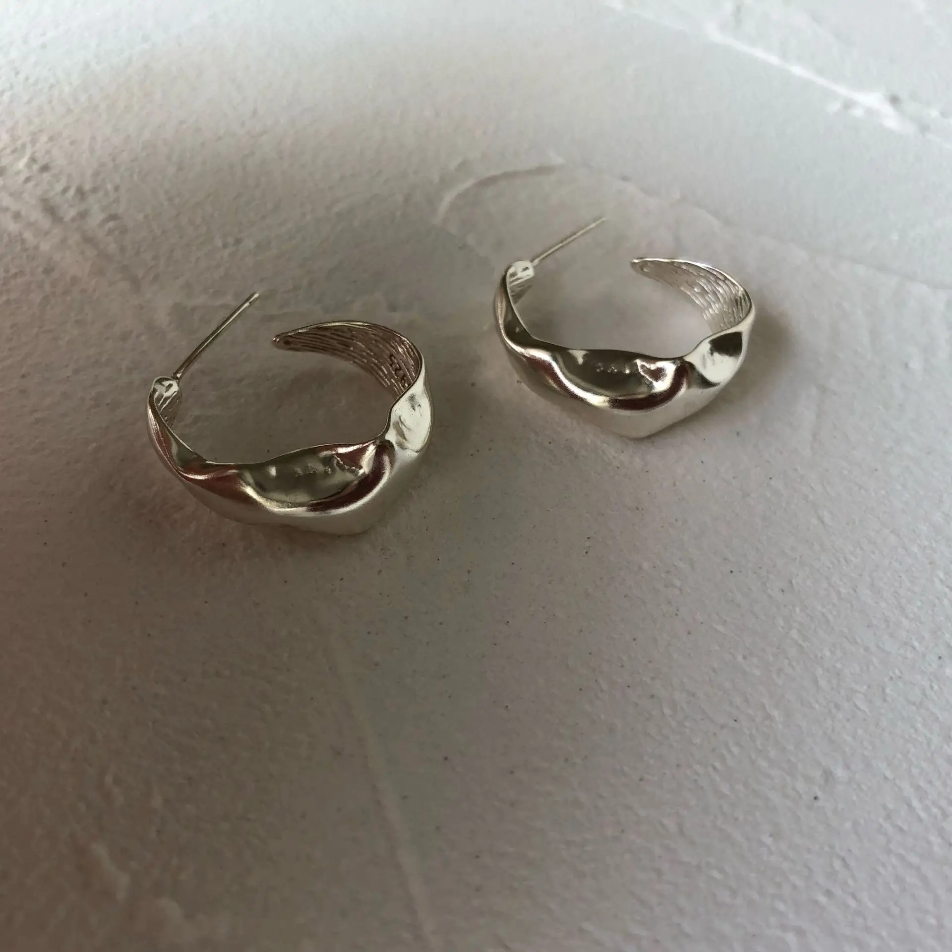 Корейские темпераментные Ретро витые серьги неправильной формы серебряного цвета для украшения ушей
Корейские темпераментные Ретро витые серьги неправильной формы серебряного цвета для украшения ушей