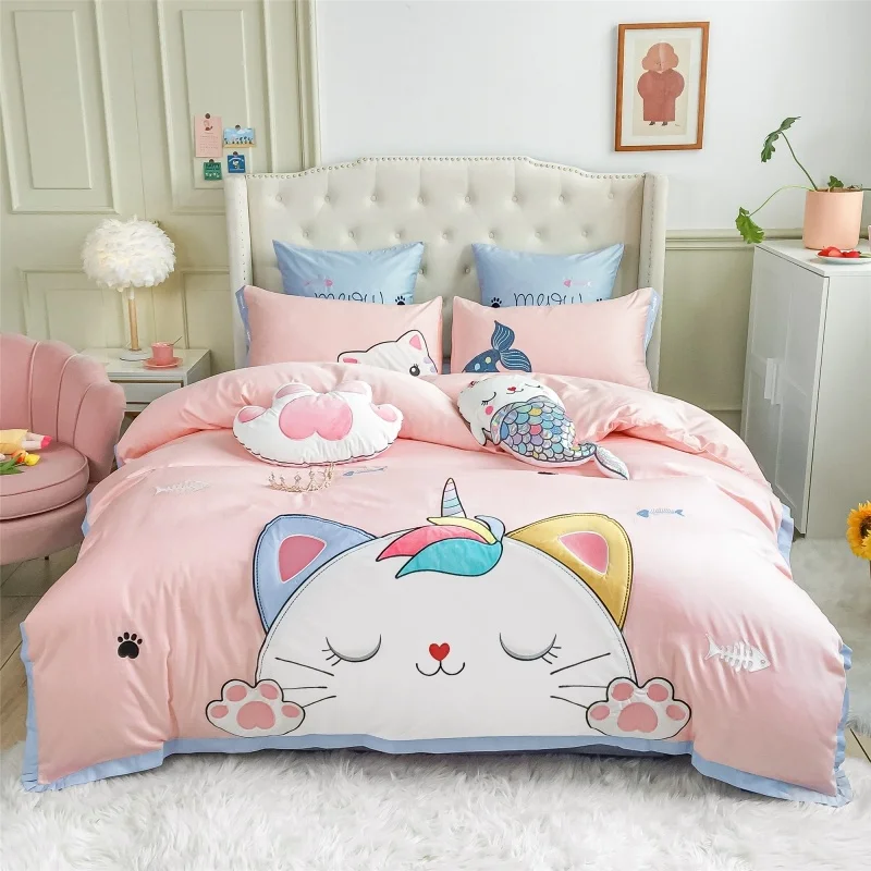 Pink Cute Cartoon Cat Applique 60S Egyptian Cotton Child Bedding Girl Duvet Cover Bed Set Fitted Sheet Pillowcases 
Pink Cute Cartoon Cat Applique 60S Egyptian Cotton Child Bedding Girl Duvet Cover Bed Set Fitted Sheet Pillowcases