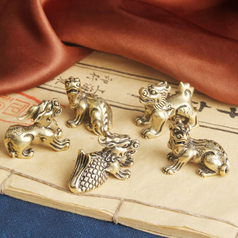 1Pcs Mini Retro Brass Chinese Ancient Beast Desktop Ornaments Flying Pixiu Crafts Home Decor Ornaments
1Pcs Mini Retro Brass Chinese Ancient Beast Desktop Ornaments Flying Pixiu Crafts Home Decor Ornaments