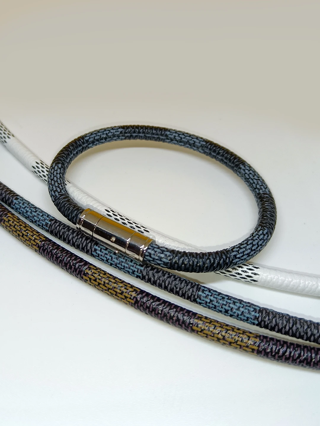 Fashion Luxury Brand Leather rope Bracelet Titanium Steel Concealed Buckle Bracelet With original logo Customized Length
Fashion Luxury Brand Leather rope Bracelet Titanium Steel Concealed Buckle Bracelet With original logo Customized Length