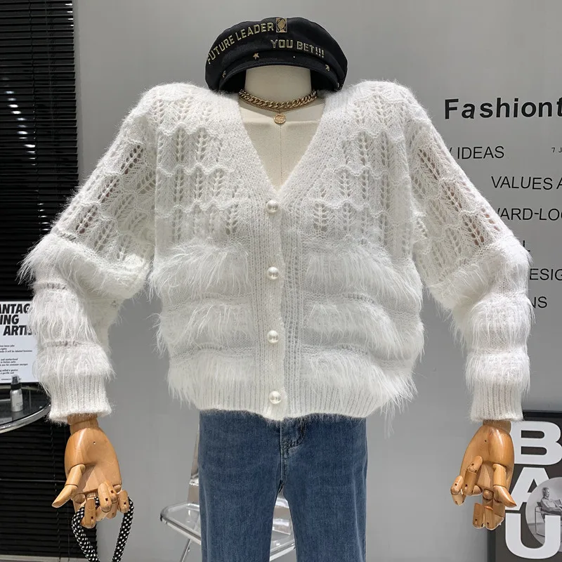 Niche Design New Women's Clothing 2022 Autumn Design Stitching V-neck Cardigan Knitted Top Jacket Sweater Coat
Niche Design New Women's Clothing 2022 Autumn Design Stitching V-neck Cardigan Knitted Top Jacket Sweater Coat