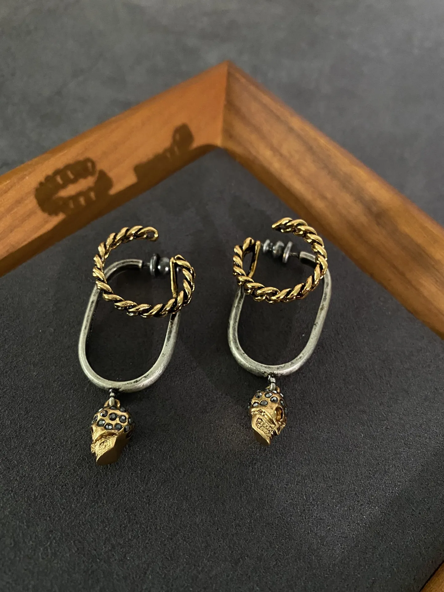 Серьги-подвески в стиле ретро с изображением черепа 
Серьги-подвески в стиле ретро с изображением черепа