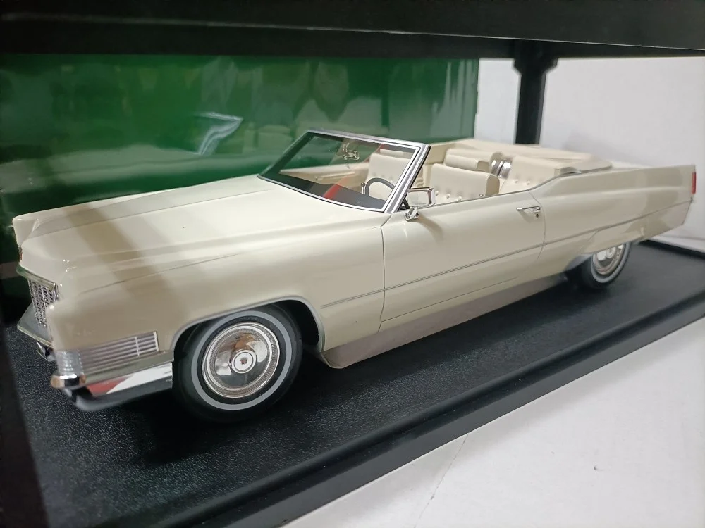 

Cult 1:18 Cadillac De Ville 1970 White Limited Edition Metal Static Car Model Toy Gift