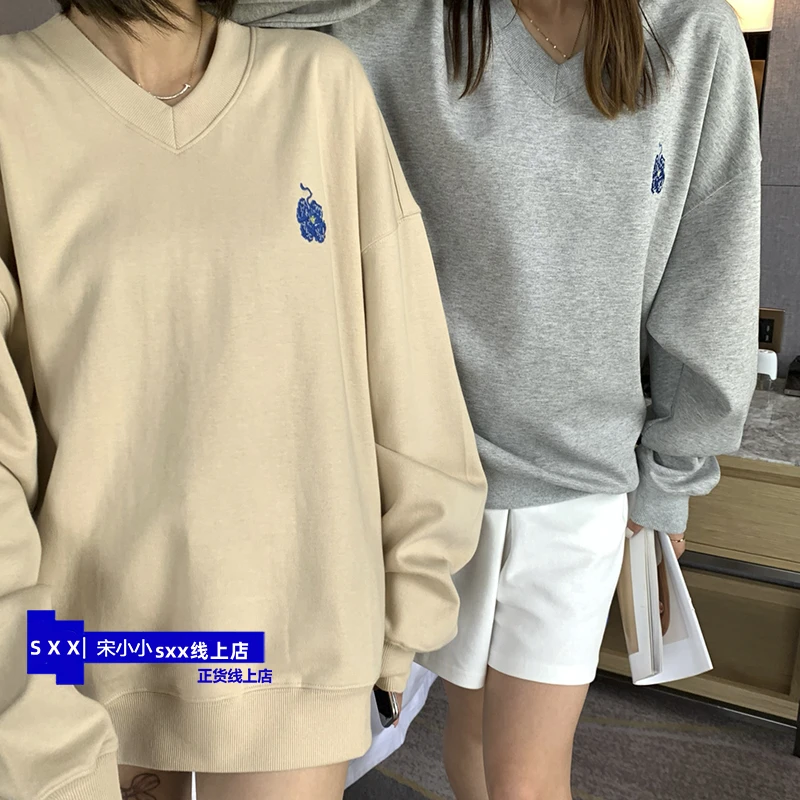 ADER ERROR sweatshirt spring and autumn small flower embroidery couples loose men and women V-neck pullover tops
ADER ERROR sweatshirt spring and autumn small flower embroidery couples loose men and women V-neck pullover tops