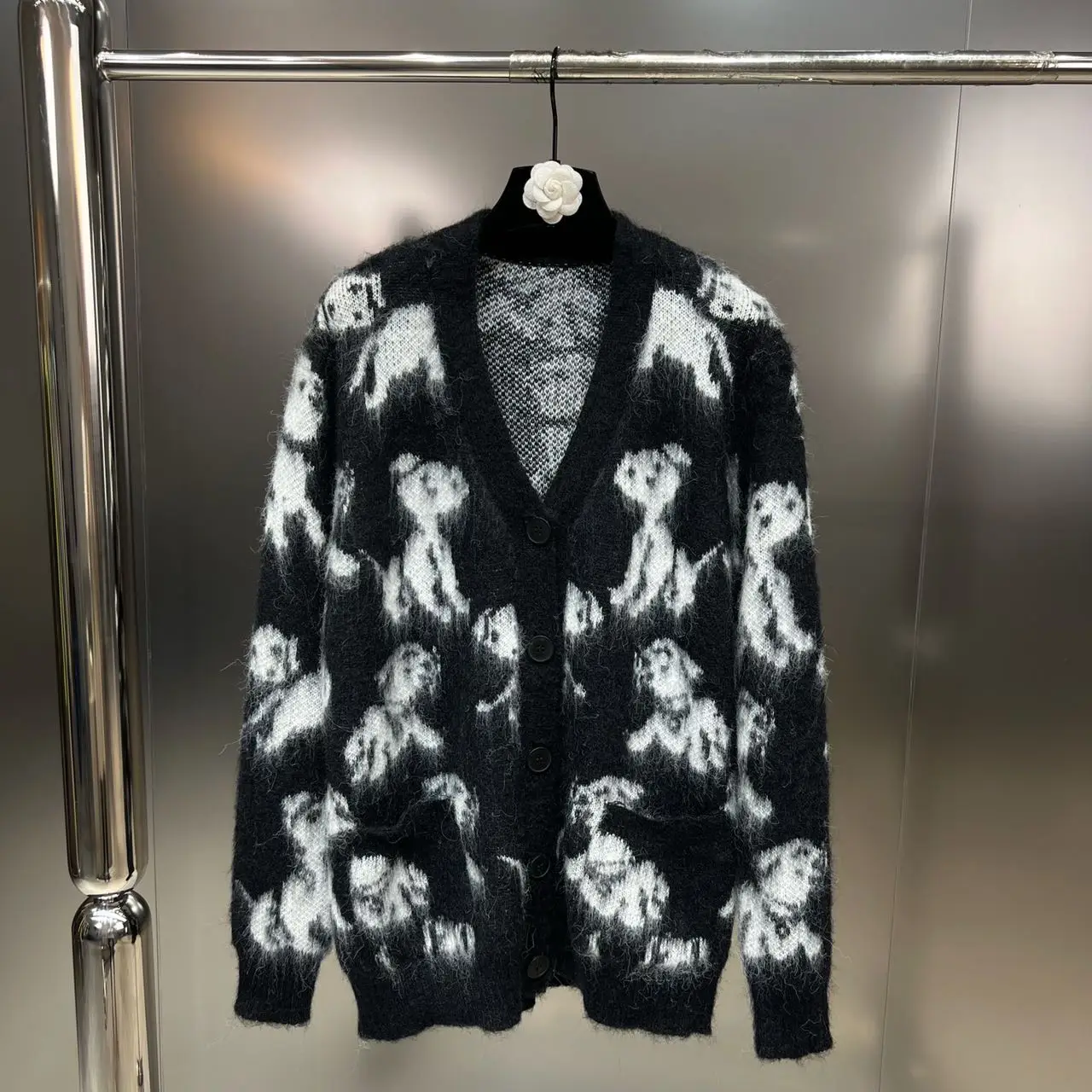 2022 Autumn Winter New Fashion V-neck Long Sleeve Black White Contrast Color Cartoon Knitted Cardigan Loose Elegant Sweater Coat
2022 Autumn Winter New Fashion V-neck Long Sleeve Black White Contrast Color Cartoon Knitted Cardigan Loose Elegant Sweater Coat