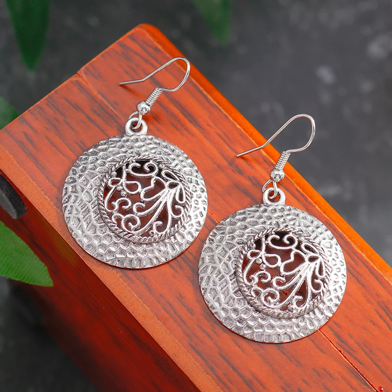 Vintage Ethnic Big Round Drop Earrings For Women Bohemian Hollow Carved Flowers Stamens Stud Earrings Unisex Jewelry Party Gift
Vintage Ethnic Big Round Drop Earrings For Women Bohemian Hollow Carved Flowers Stamens Stud Earrings Unisex Jewelry Party Gift
