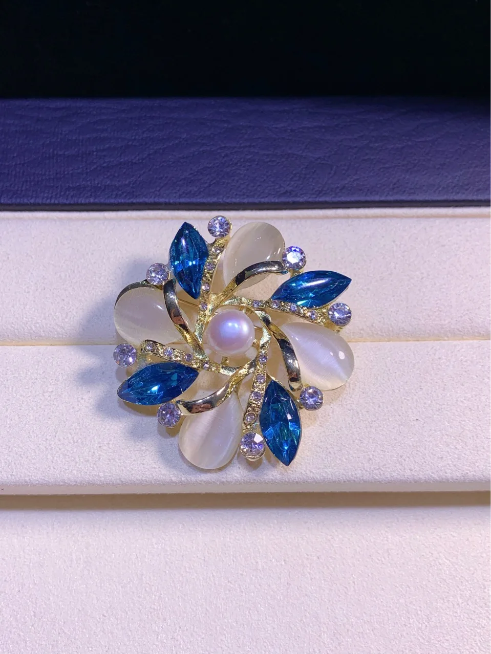 Freshwater pearl brooches new alloy corsage diamond pin jewelry wholesale clothing accessories accessories female manufacturer
Freshwater pearl brooches new alloy corsage diamond pin jewelry wholesale clothing accessories accessories female manufacturer