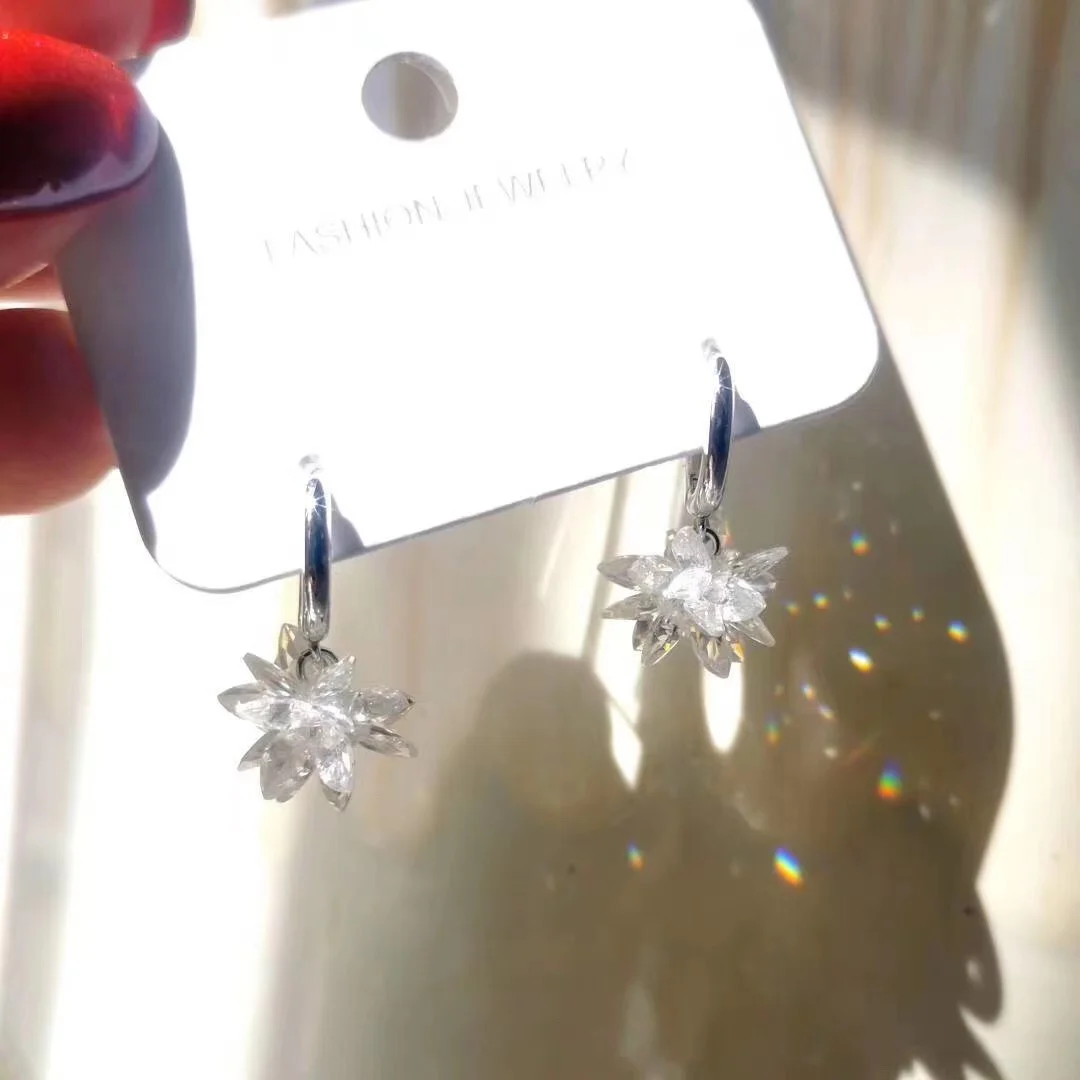 The beautiful ice flower crystal earrings and earrings emit sparkling stars under the collision of sunlight
The beautiful ice flower crystal earrings and earrings emit sparkling stars under the collision of sunlight