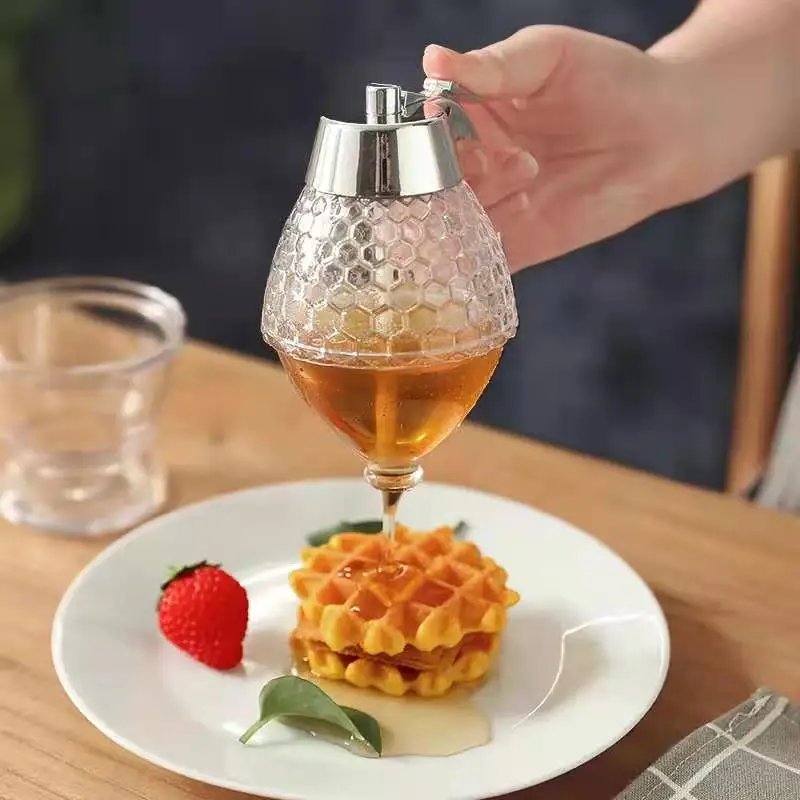 1PC Juice Syrup Cup Bee Drip Squeeze Bottle Dispenser Kettle Kitchen Accessories Honey Jar Container Storage Pot Stand Holder
1PC Juice Syrup Cup Bee Drip Squeeze Bottle Dispenser Kettle Kitchen Accessories Honey Jar Container Storage Pot Stand Holder