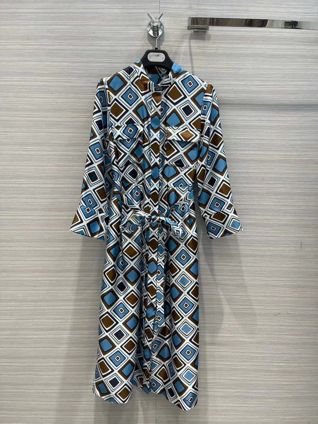 Fyion 2022 Summer Women's Runway Designer Vintage Plaid Print Long Dress Loose High Quality Hot Dresses
Fyion 2022 Summer Women's Runway Designer Vintage Plaid Print Long Dress Loose High Quality Hot Dresses