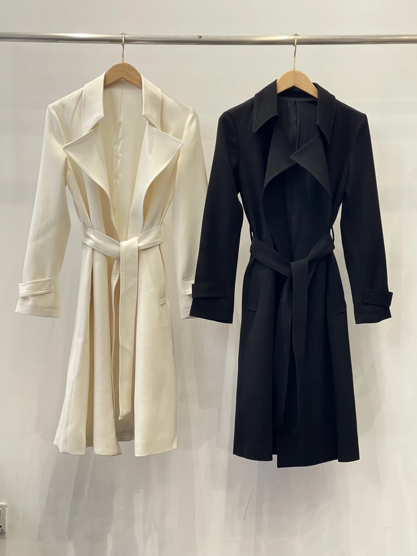 Blend draping mid-length trench coat coat clean stretch cut with classic version
Blend draping mid-length trench coat coat clean stretch cut with classic version