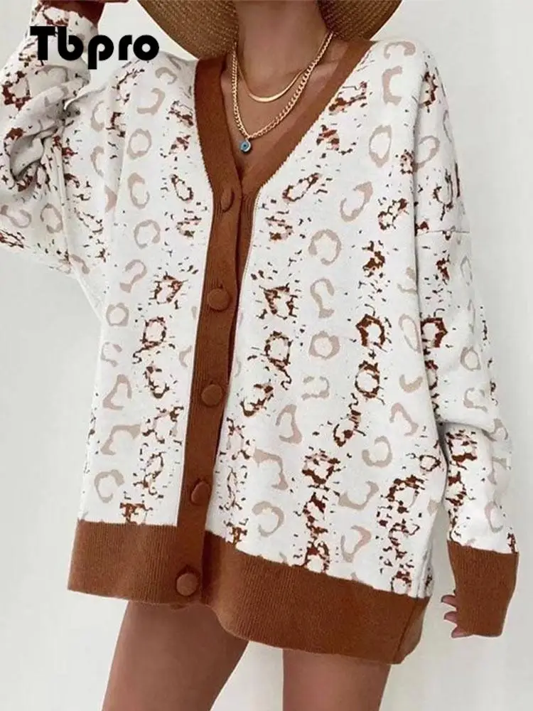 Women's Geometry Color Contrast Knitted Sweater Cardigan V-neck Loose Single Breasted Cardigan 2022 Autumn Lady Casual Sweater
Women's Geometry Color Contrast Knitted Sweater Cardigan V-neck Loose Single Breasted Cardigan 2022 Autumn Lady Casual Sweater