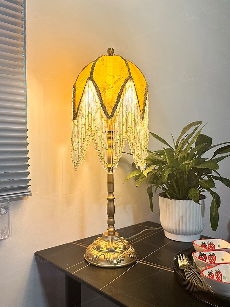 Современная комнатная декоративная лампа в европейском ретро стиле, настольная лампа с кисточками для спальни, настольные лампы, ночник для спальни, столовая
Современная комнатная декоративная лампа в европейском ретро стиле, настольная лампа с кисточками для спальни, настольные лампы, ночник для спальни, столовая