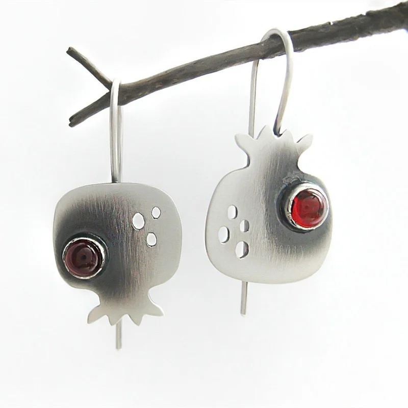 Boho Vintage Silver Color Fruit Pomegranate Drop Earrings For Women Natural Red Garnet Hollow Earrings Wedding Jewelry Gifts
Boho Vintage Silver Color Fruit Pomegranate Drop Earrings For Women Natural Red Garnet Hollow Earrings Wedding Jewelry Gifts