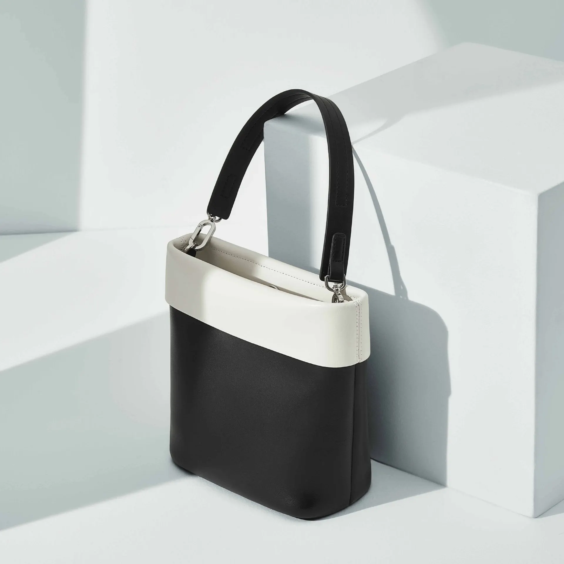 Leather Portable Bucket Bag Niche Design Commuter Fashion Mini All-match Diagonal Shoulder Bag
Leather Portable Bucket Bag Niche Design Commuter Fashion Mini All-match Diagonal Shoulder Bag