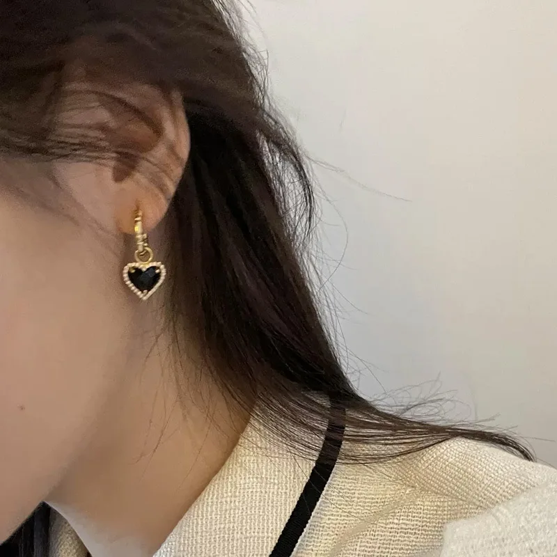 925 Sterling Silver Earring Hoop Korean French Retro Black Gold Heart Earrings Luxury Earring Stud Jewelry 2022 New Trend
925 Sterling Silver Earring Hoop Korean French Retro Black Gold Heart Earrings Luxury Earring Stud Jewelry 2022 New Trend