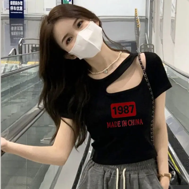 Летняя футболка с вырезами на воротнике с короткими рукавами
Летняя футболка с вырезами на воротнике с короткими рукавами