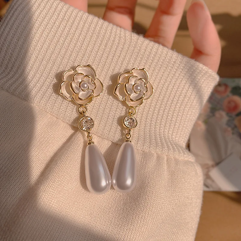 Luxury Camellia Pearl Stud Earrings Charm Elegant White Flower Dangler Women Party Trend Style Gift Chic Sweet Jewelry
Luxury Camellia Pearl Stud Earrings Charm Elegant White Flower Dangler Women Party Trend Style Gift Chic Sweet Jewelry