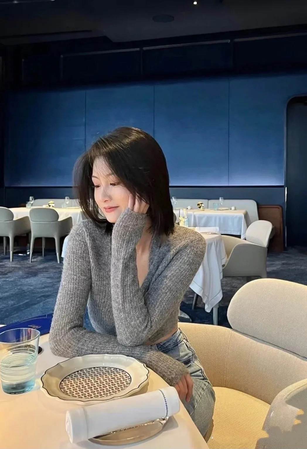 2024 Wang Fashion autumn and winter new fake two short sweaters for women's slim and spicy top with high waist design.
2024 Wang Fashion autumn and winter new fake two short sweaters for women's slim and spicy top with high waist design.
