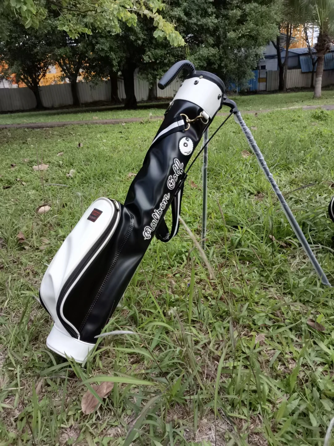 New golf stand gun bag Men's and women's PU tripod bag Small ball bag Training bag
New golf stand gun bag Men's and women's PU tripod bag Small ball bag Training bag
