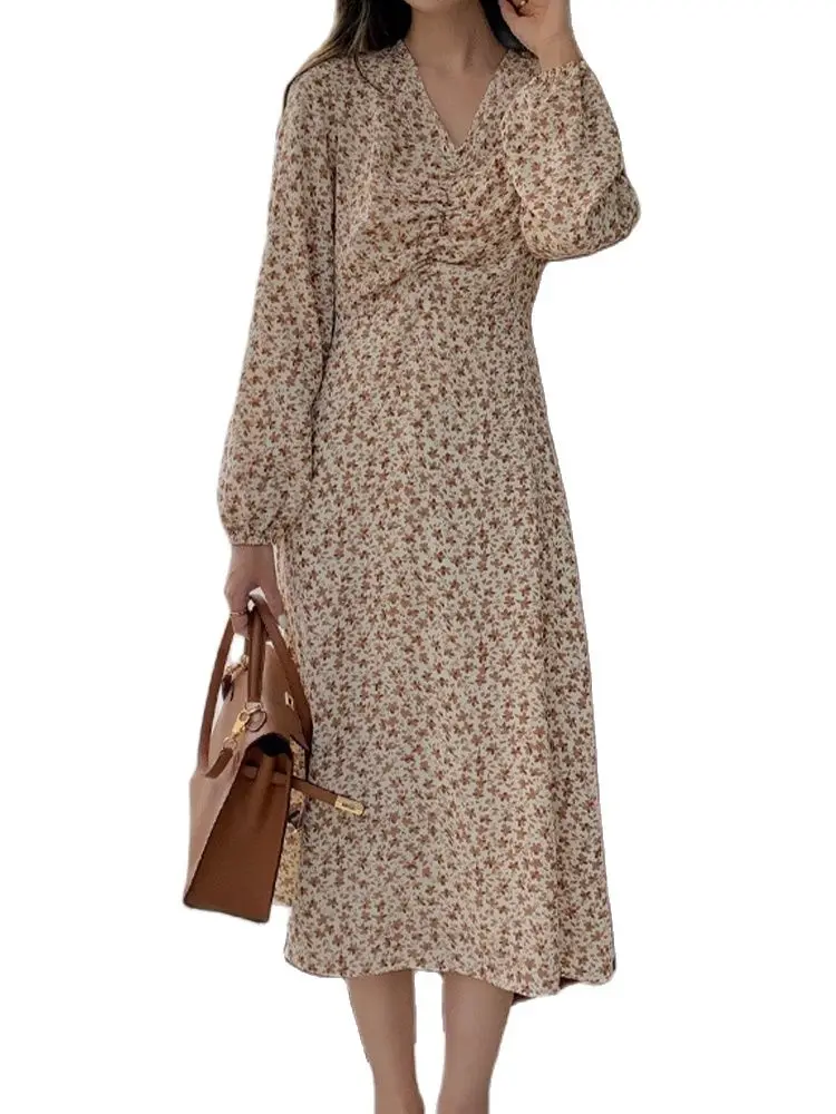 Retro elegant dress 2022 spring new V-neck pleated slimming printed long-sleeved dress fashion women's clothing
Retro elegant dress 2022 spring new V-neck pleated slimming printed long-sleeved dress fashion women's clothing