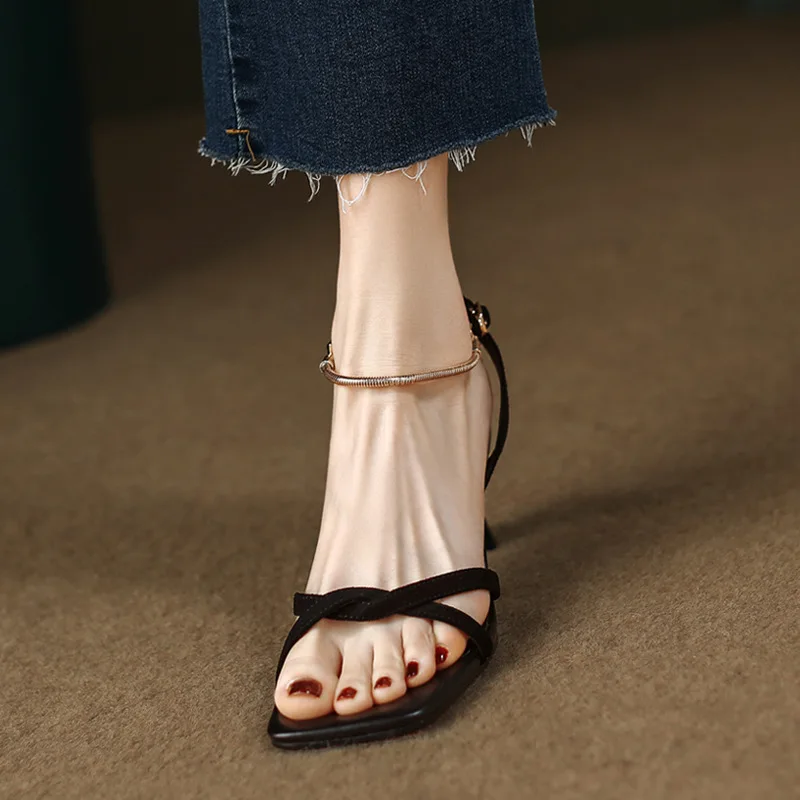 Женские босоножки с металлической цепочкой, Элегантная модная повседневная обувь с квадратным носком, на тонком высоком каблуке, яркие сандалии
Женские босоножки с металлической цепочкой, Элегантная модная повседневная обувь с квадратным носком, на тонком высоком каблуке, яркие сандалии