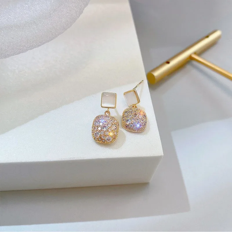 Bling Bling Crystal Stud Earrings Statement Wedding 2022 New Temperament Earrings for Women Luxury Piercing Pendientes Mujer
Bling Bling Crystal Stud Earrings Statement Wedding 2022 New Temperament Earrings for Women Luxury Piercing Pendientes Mujer
