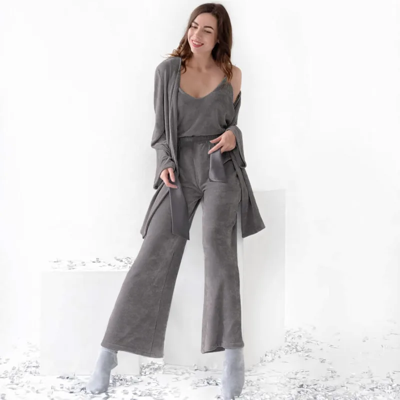 Autumn And Winter New Style Suspender Trousers Bandage Robe Three Piece Suit Pit Velvet Warm Pajamas Fashionable Home Clothes
Autumn And Winter New Style Suspender Trousers Bandage Robe Three Piece Suit Pit Velvet Warm Pajamas Fashionable Home Clothes