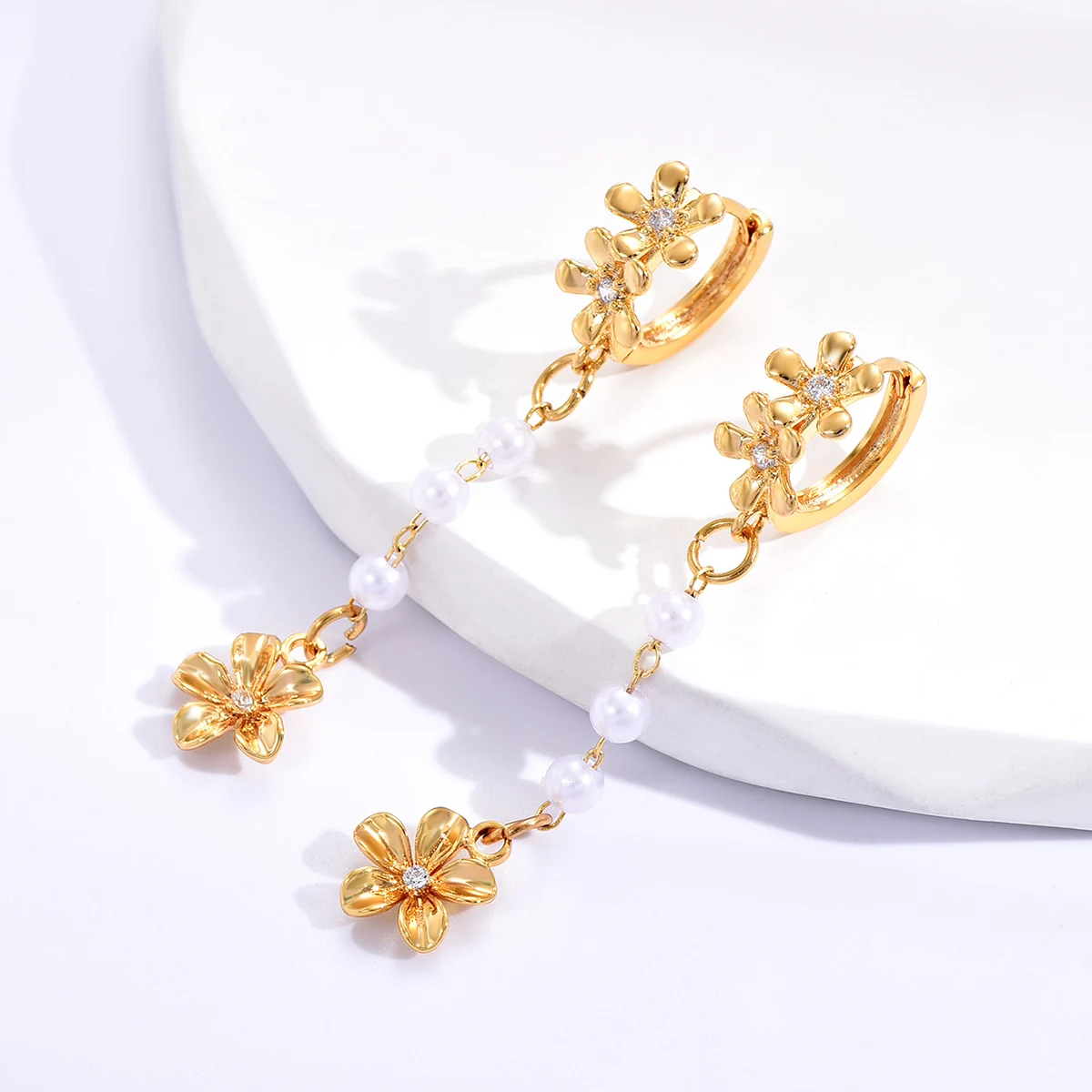 White pearl clip chain and 2 small flower pendant ear buckles earrings elegant and niche unique design girls stud earrings
White pearl clip chain and 2 small flower pendant ear buckles earrings elegant and niche unique design girls stud earrings