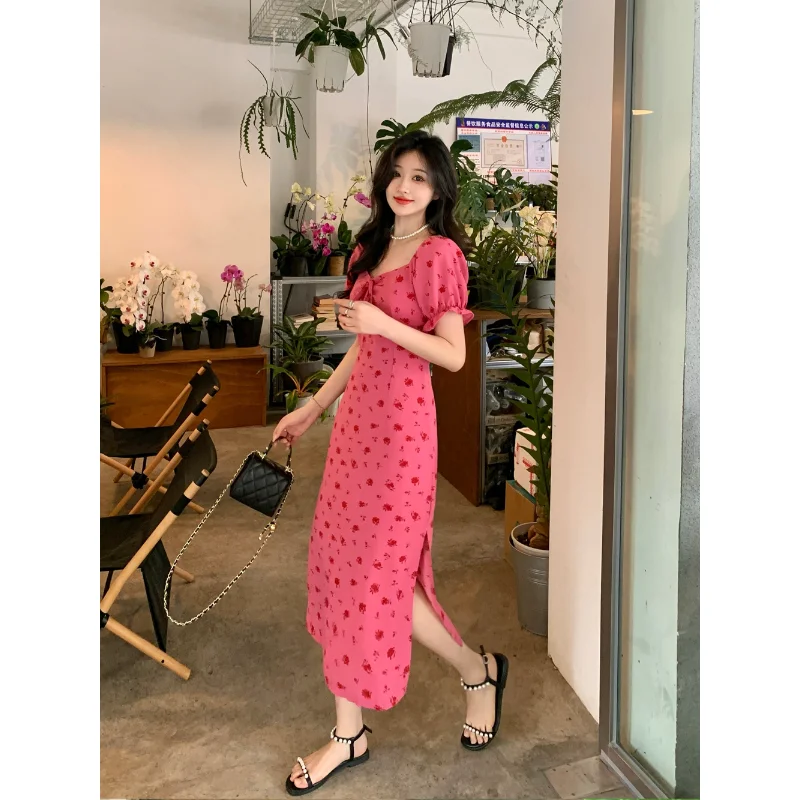 Women's plum-flavored summer floral long dress with a thin waist and a slender dress is a new summer style
Women's plum-flavored summer floral long dress with a thin waist and a slender dress is a new summer style