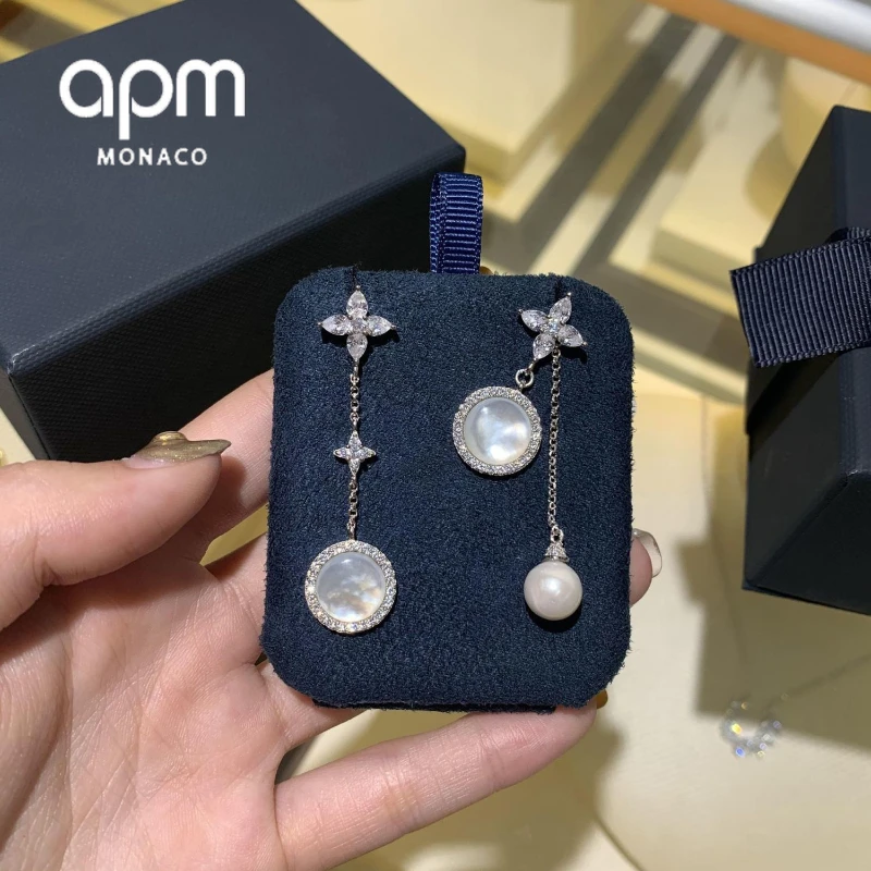 APM Monaco Fashion Women's White Fritillaria 925 Silver Asymmetric Earrings Luxury Micro Set Crystal Diamond Pearl Earrings
APM Monaco Fashion Women's White Fritillaria 925 Silver Asymmetric Earrings Luxury Micro Set Crystal Diamond Pearl Earrings