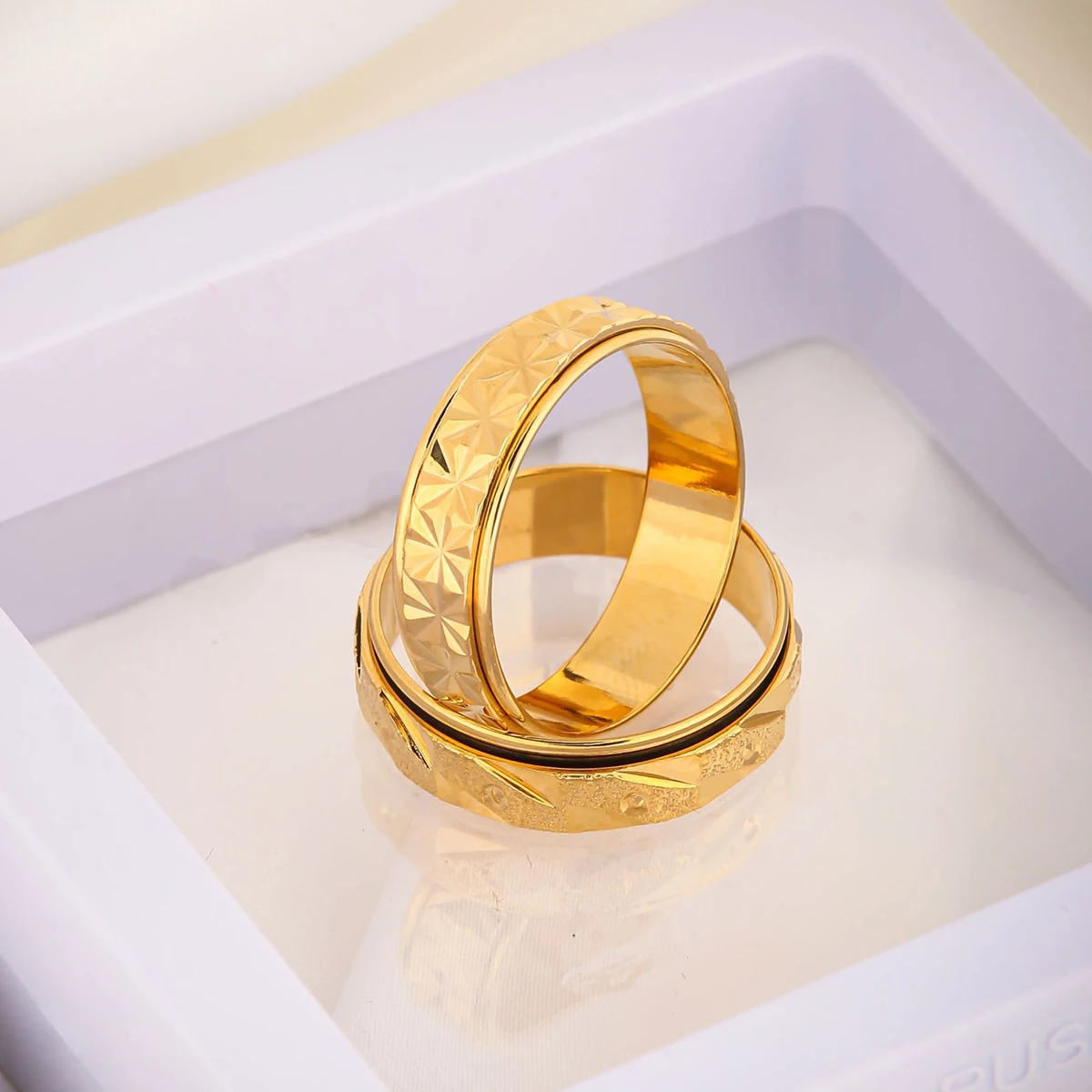 GSOLD Double-Layer Turnable Decompression Ring Men Women Metallic Engraved Texture Brass Ring Fashion Anti-Anxiety Spinning Ring
GSOLD Double-Layer Turnable Decompression Ring Men Women Metallic Engraved Texture Brass Ring Fashion Anti-Anxiety Spinning Ring