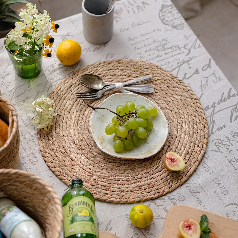 1pcs 38cm Round Straw Placemat Wicker Natural Straw Farmhouse Countryside Table Mat for Dining Table Non-slip Kitchen Accessorie
1pcs 38cm Round Straw Placemat Wicker Natural Straw Farmhouse Countryside Table Mat for Dining Table Non-slip Kitchen Accessorie
