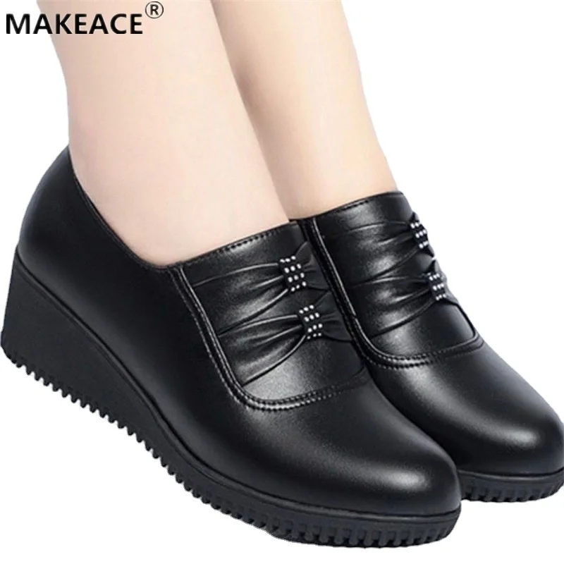 Spring Wedge Women's Shoes Fashion Leather Casual Mother Leather Shoes Outdoor All-match Comfortable Soft Bottom Low-top Shoes
Spring Wedge Women's Shoes Fashion Leather Casual Mother Leather Shoes Outdoor All-match Comfortable Soft Bottom Low-top Shoes