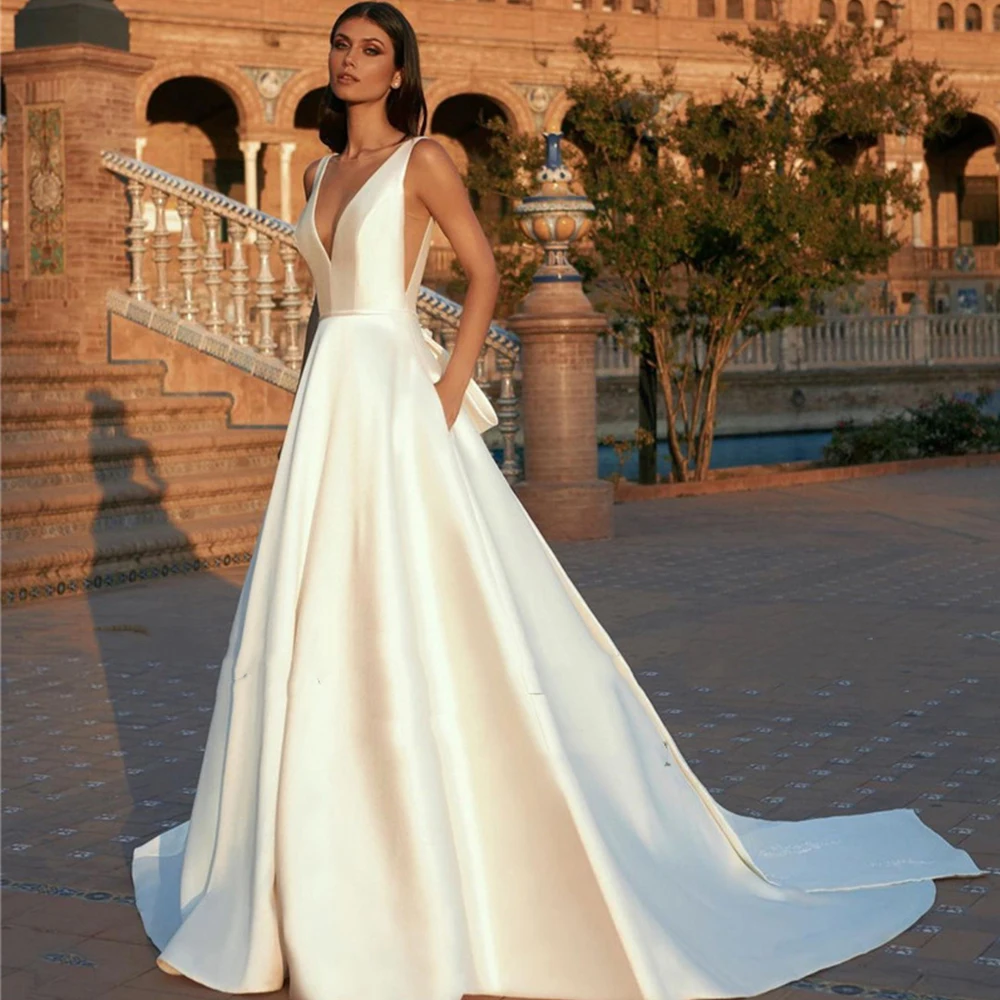 2022 Sexy Deep V-Neck Sleeveless Satin A-Line Wedding Dress For Bride Big Bow Decoration Lace Up Long Train Vestido De Novia
2022 Sexy Deep V-Neck Sleeveless Satin A-Line Wedding Dress For Bride Big Bow Decoration Lace Up Long Train Vestido De Novia