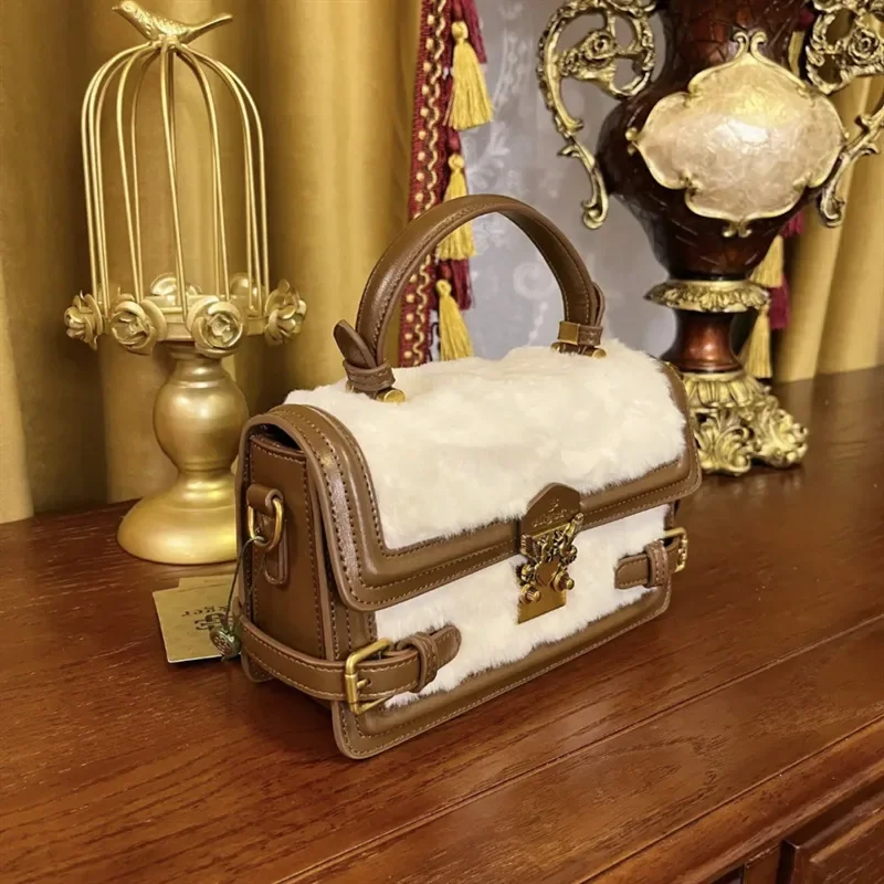 Роскошная плюшевая сумка на пуговицах с замком, женская кожаная сумка, новинка 2023, цветной контрастный плюшевый универсальный кошелек, сумка на одно плечо
Роскошная плюшевая сумка на пуговицах с замком, женская кожаная сумка, новинка 2023, цветной контрастный плюшевый универсальный кошелек, сумка на одно плечо