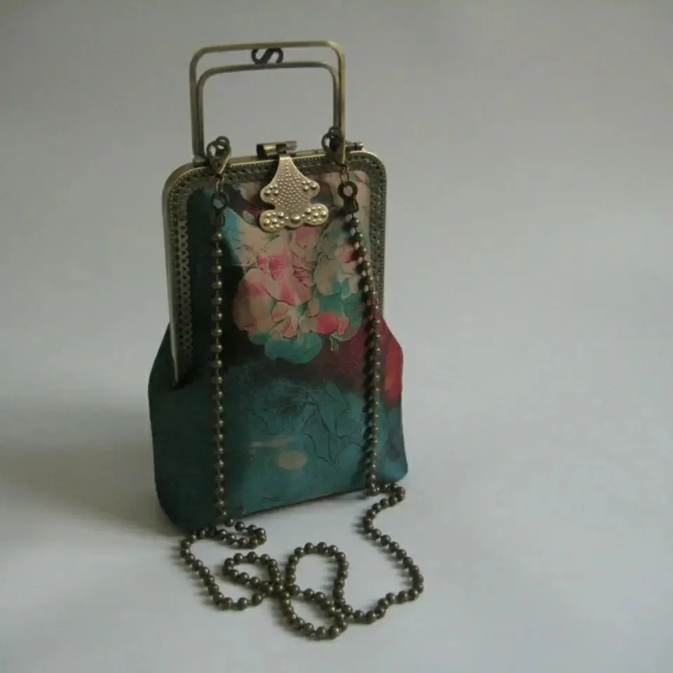 Pure Handmade Vintage Print Flowers Bags Hand Lock Shell Phone Bag Women's Handbags Purses Chain Women Shoulder Crossbody Bags
Pure Handmade Vintage Print Flowers Bags Hand Lock Shell Phone Bag Women's Handbags Purses Chain Women Shoulder Crossbody Bags