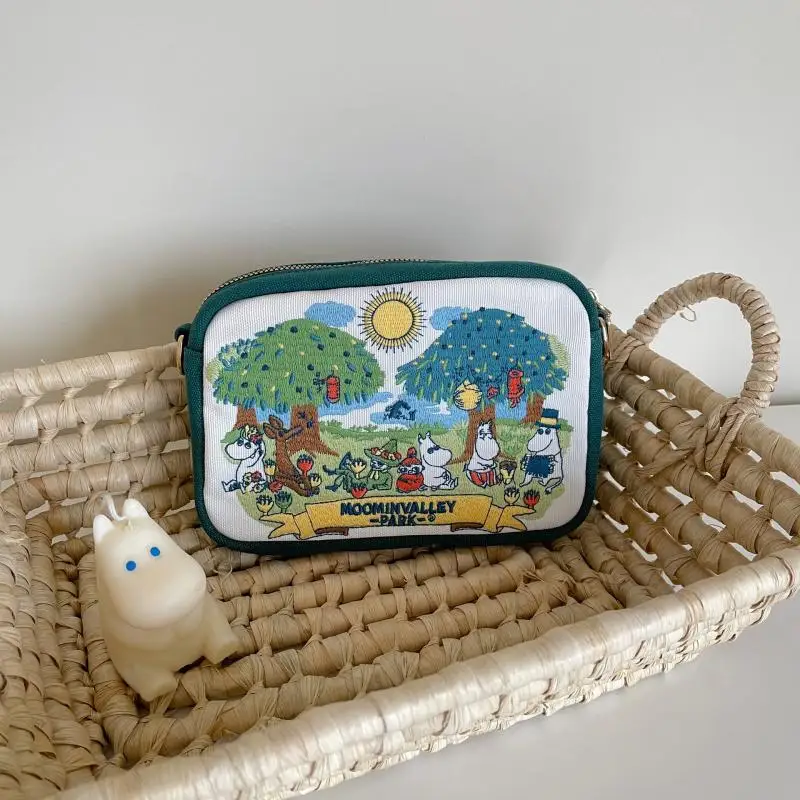 Холщовая Сумка Moomin с мультяшной вышивкой, с анимационным периметром, на молнии, через плечо, большой вместимости, милый креативный подарок для девочек 
Холщовая Сумка Moomin с мультяшной вышивкой, с анимационным периметром, на молнии, через плечо, большой вместимости, милый креативный подарок для девочек