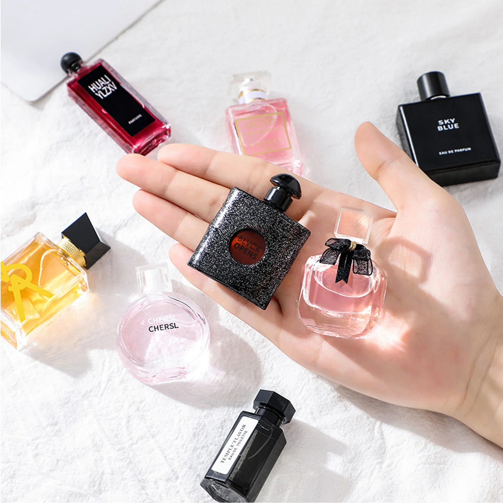 High Quality Perfume Mini Size Long Lasting Natural Smell Men and Women Sample Size Parfum Portable For Travel Cute Size
High Quality Perfume Mini Size Long Lasting Natural Smell Men and Women Sample Size Parfum Portable For Travel Cute Size
