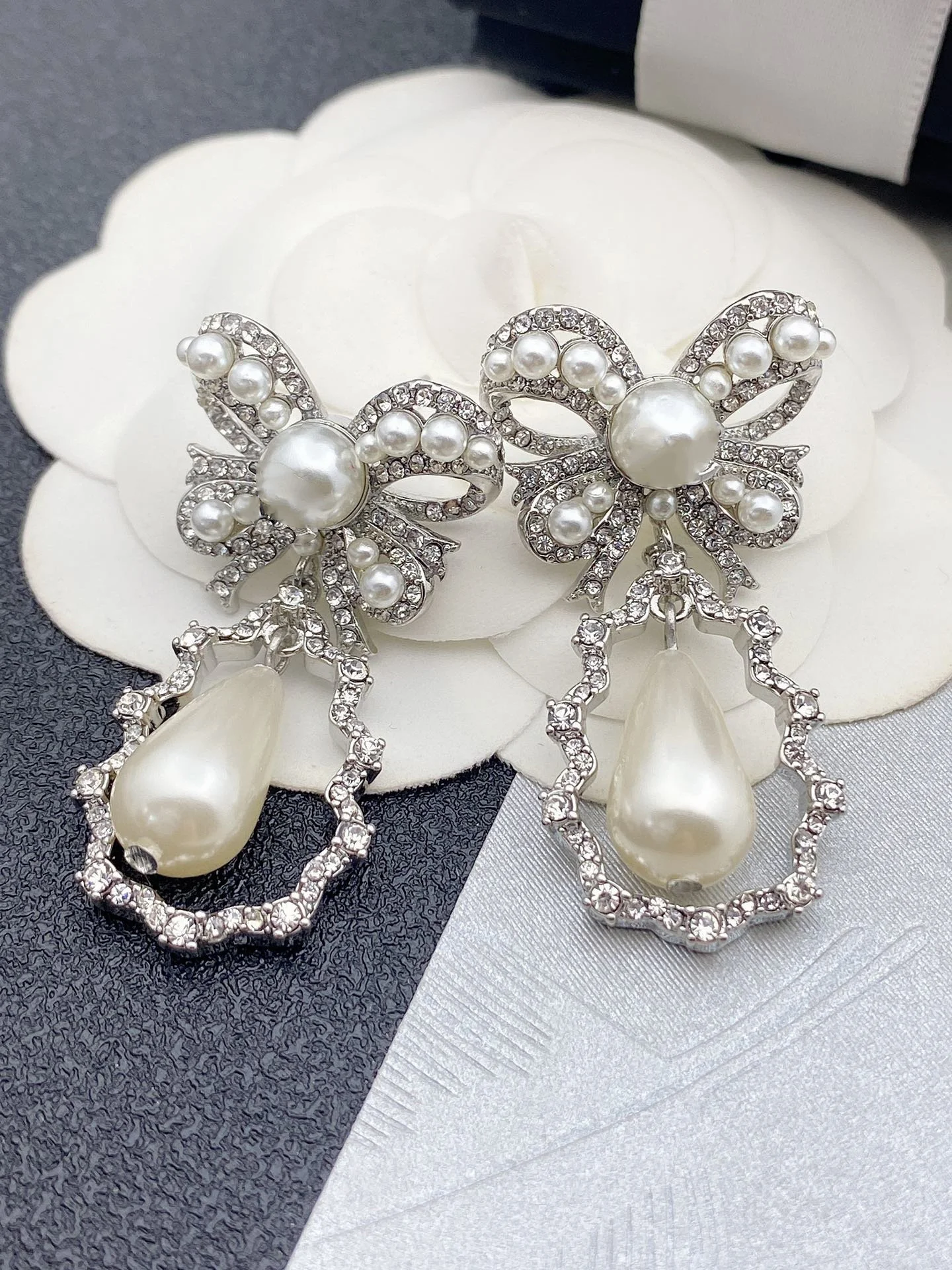 NEW IN2022 New Popular Fashion Pearl Bow Earrings Pearl Tassel Pearl Design Wedding Party Earrings Sterling SilverEar Studs
NEW IN2022 New Popular Fashion Pearl Bow Earrings Pearl Tassel Pearl Design Wedding Party Earrings Sterling SilverEar Studs
