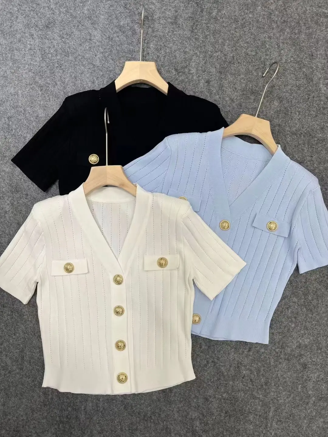 High Quality Women Fashion Summer New Korean V-Neck Gold Button Slim Ice Silk Knitted Short-Sleeved Cardigan Top
High Quality Women Fashion Summer New Korean V-Neck Gold Button Slim Ice Silk Knitted Short-Sleeved Cardigan Top