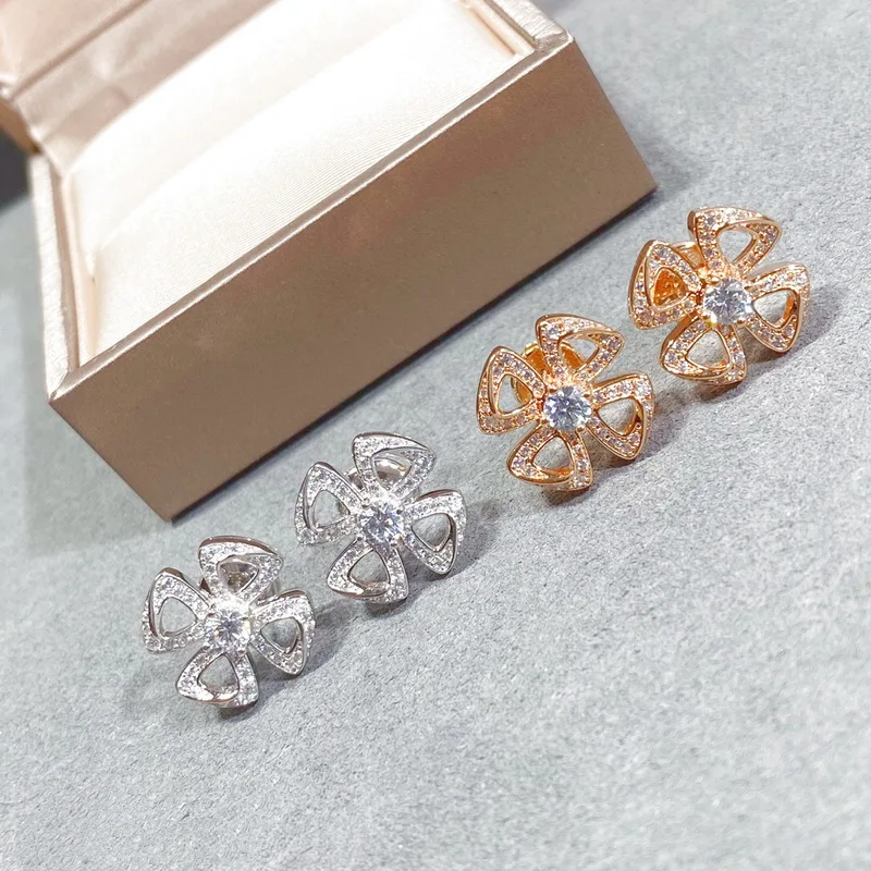 Fashion Elegant Style Women Lady Stud Earrings Inlay Cubic Zircon Hollow Out Flower Plated Gold Color High-end Jewelry
Fashion Elegant Style Women Lady Stud Earrings Inlay Cubic Zircon Hollow Out Flower Plated Gold Color High-end Jewelry