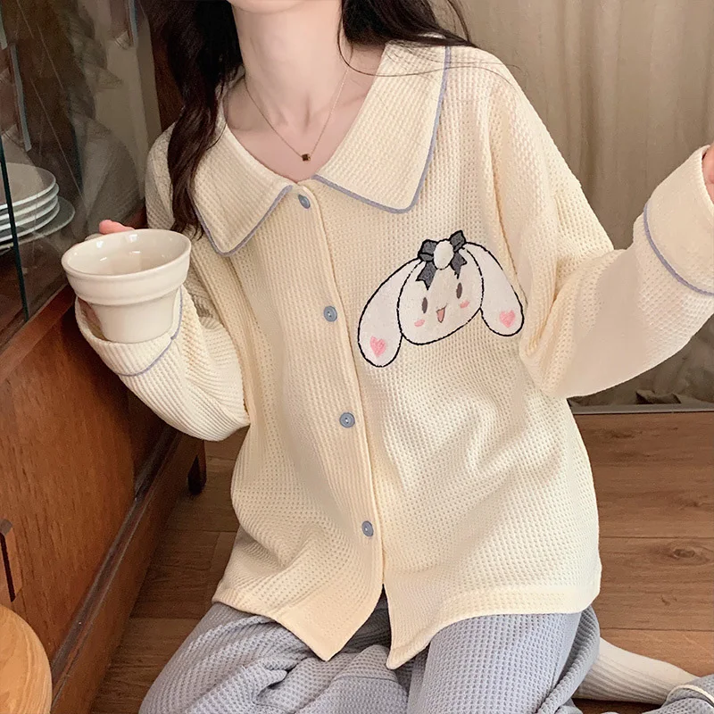 Новый аниме Sanrio Пижамный костюм Cinnamorroll Mymelody Kuromi Kawaii мультфильм с длинными рукавами лацканами мягкий дом из двух частей весна-осень
Новый аниме Sanrio Пижамный костюм Cinnamorroll Mymelody Kuromi Kawaii мультфильм с длинными рукавами лацканами мягкий дом из двух частей весна-осень