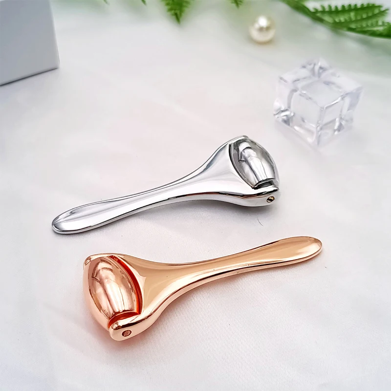1PC Metal Cooling Face Roller Skin Cooling Ice Roller Eye Facial Massager Anti-aging Face Lift Pain Relief Beauty Spa Tool
1PC Metal Cooling Face Roller Skin Cooling Ice Roller Eye Facial Massager Anti-aging Face Lift Pain Relief Beauty Spa Tool
