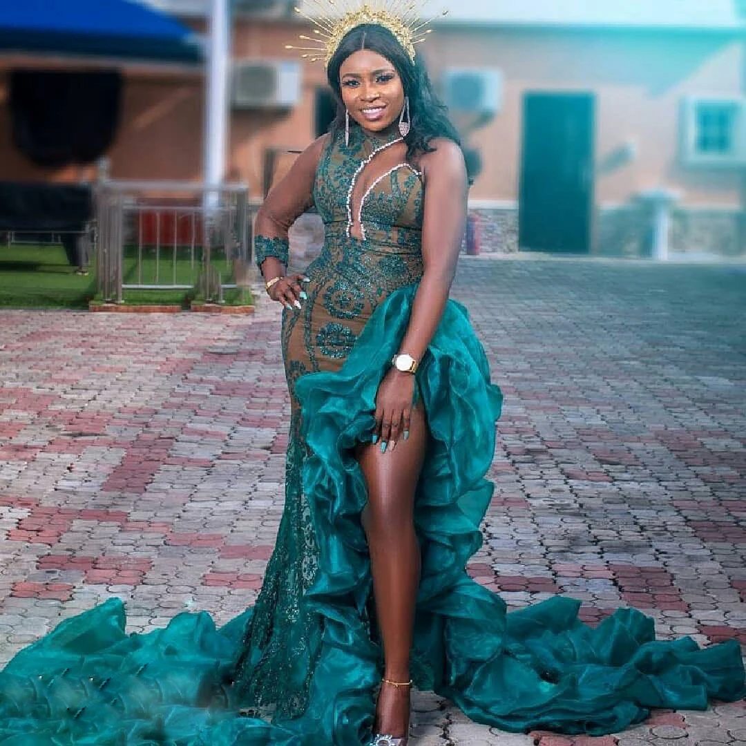 Длинное вечернее платье на одно плечо, с аппликацией 
Длинное вечернее платье на одно плечо, с аппликацией