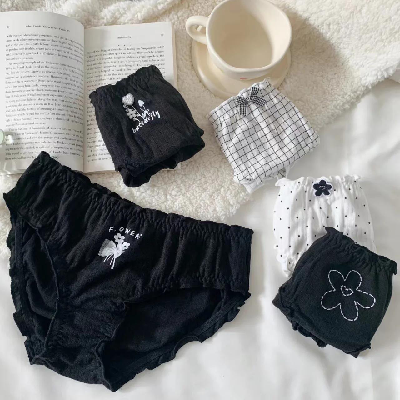 Sweet flower Seamless Panties women simple plaid black and white young girl Mid-rise briefs lingerie women Panties N8228
Sweet flower Seamless Panties women simple plaid black and white young girl Mid-rise briefs lingerie women Panties N8228